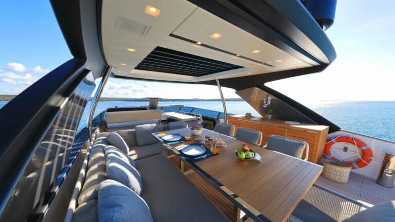 Flybridge sun deck