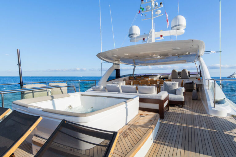 Flybridge jacuzzi
