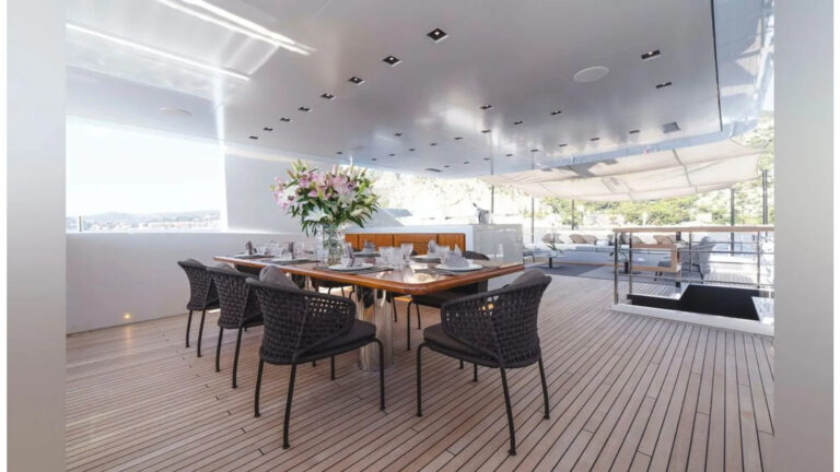 Sun deck dining