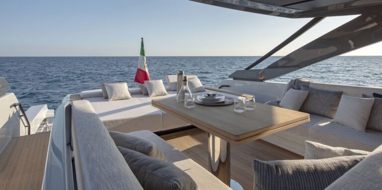 Aft deck dining and lounge