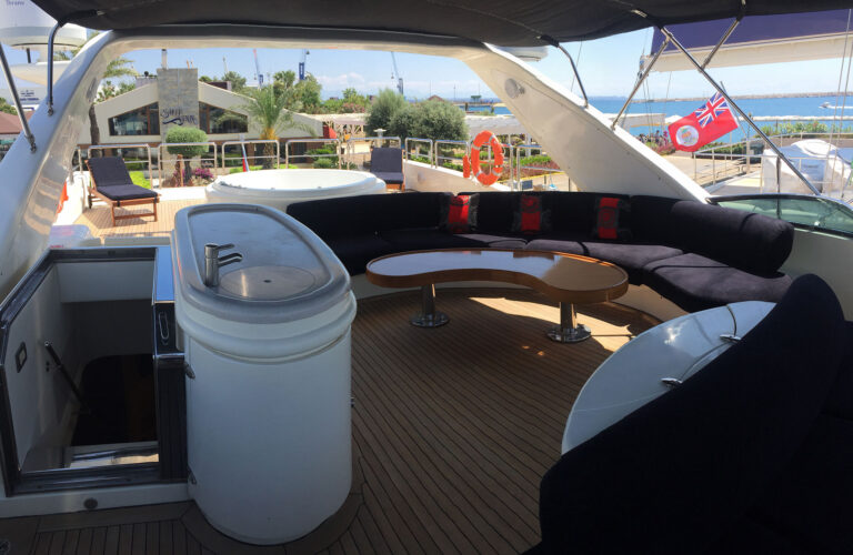 Flybridge lounge and bar