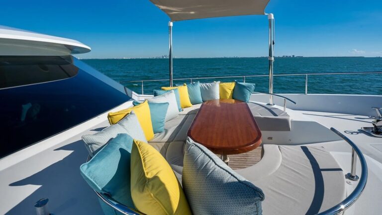 Foredeck dining space