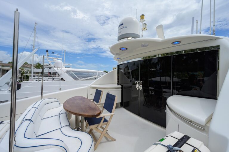 Flybridge dining space