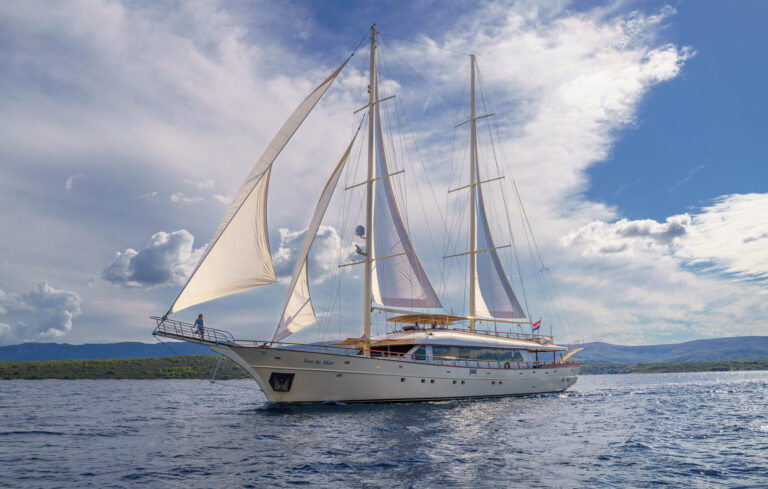 SON DE MAR - Under Sail