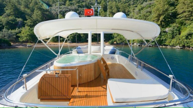 Sun Deck With Jacuzzi
