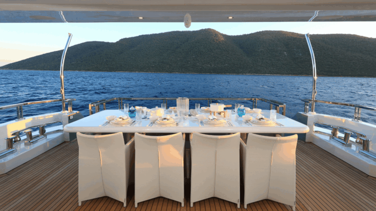 Main Deck Aft Dining
