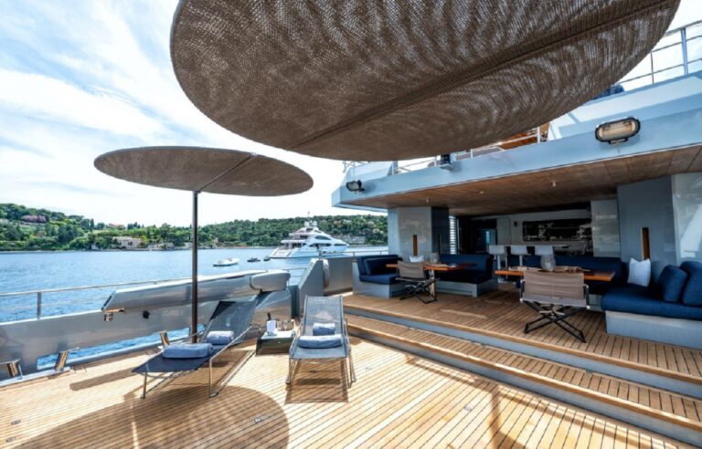 Main Deck Sun Beds And Lounge