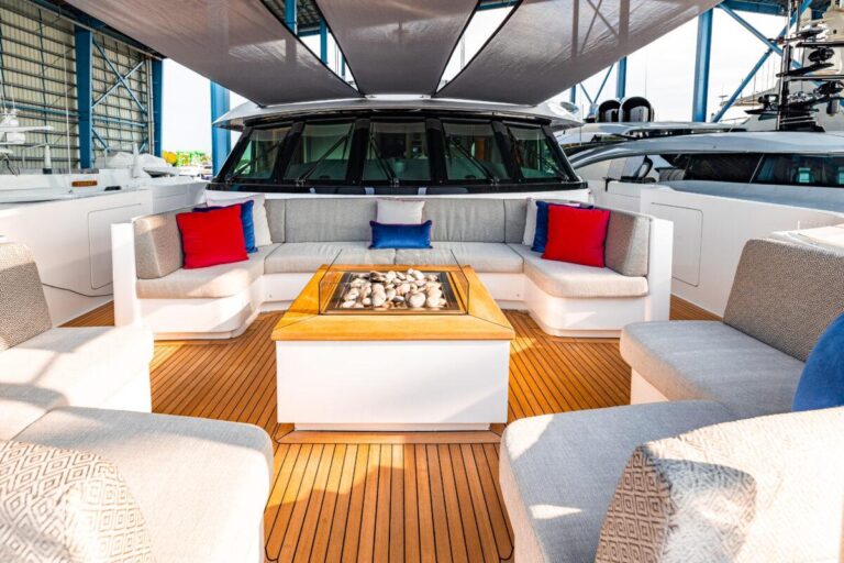 Foredeck Lounge And Firepit