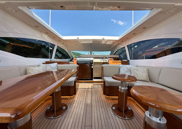 Main Deck Seating With Open Roof