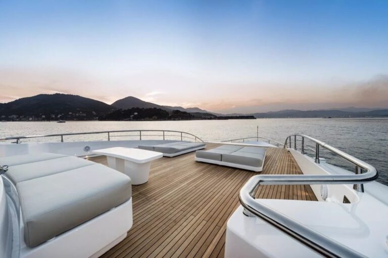 Foredeck Seating And Sun Pads