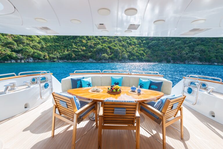 Main Deck Aft Dining