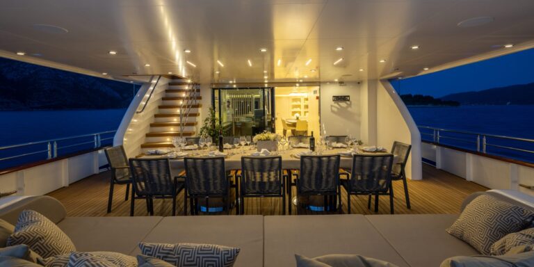 Main Deck Dining And Seating
