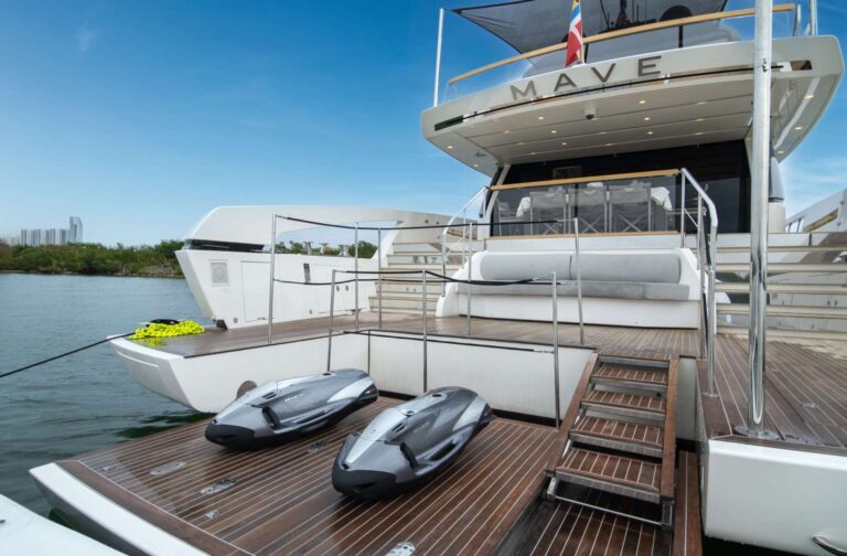 Beach Club With Hydraulic Platform