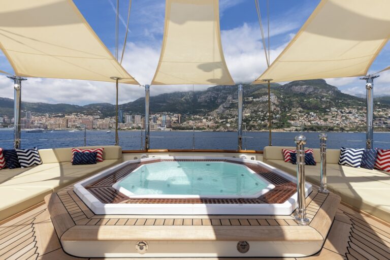 Deck Jacuzzi
