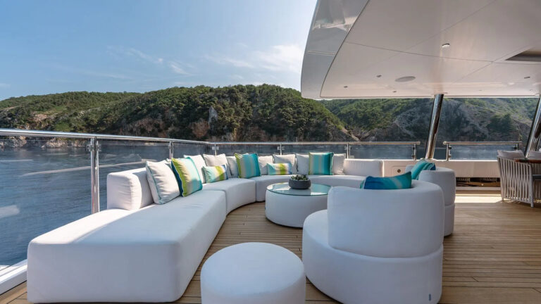 Bridge Deck Lounge