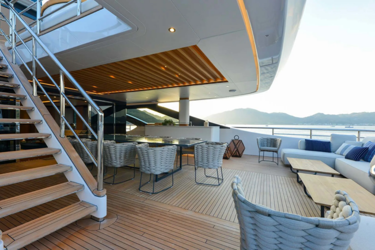 Upper Deck Dining And Lounge Seating