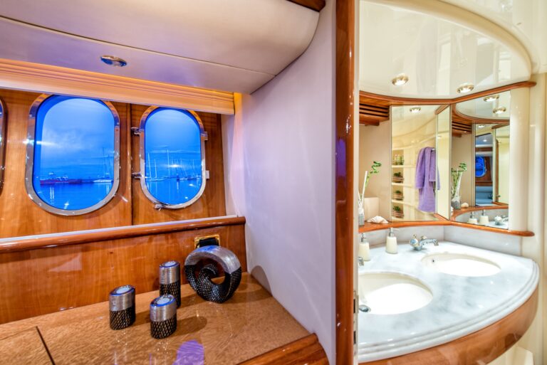 The 21m Yacht MANU