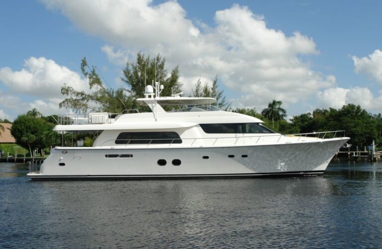 The 25m Yacht SEAS THE MOMENT