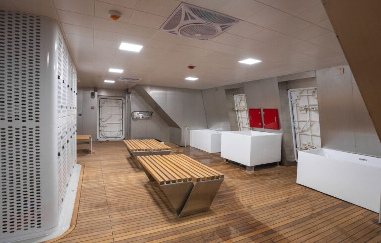 Diving deck