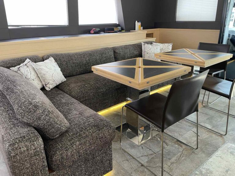 Comfortable main salon