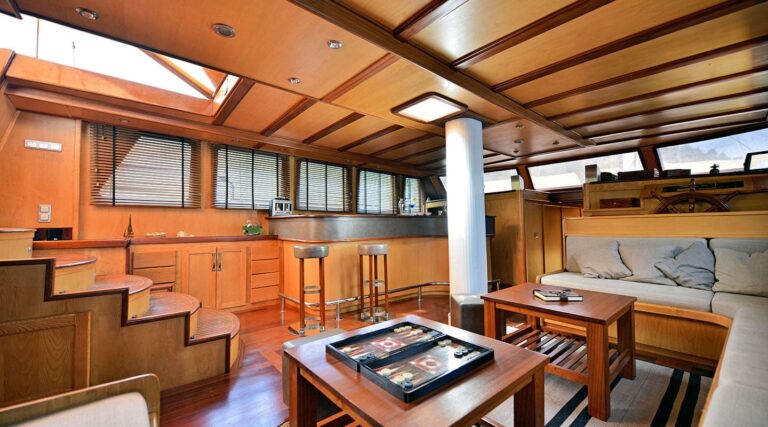 Main salon with bar