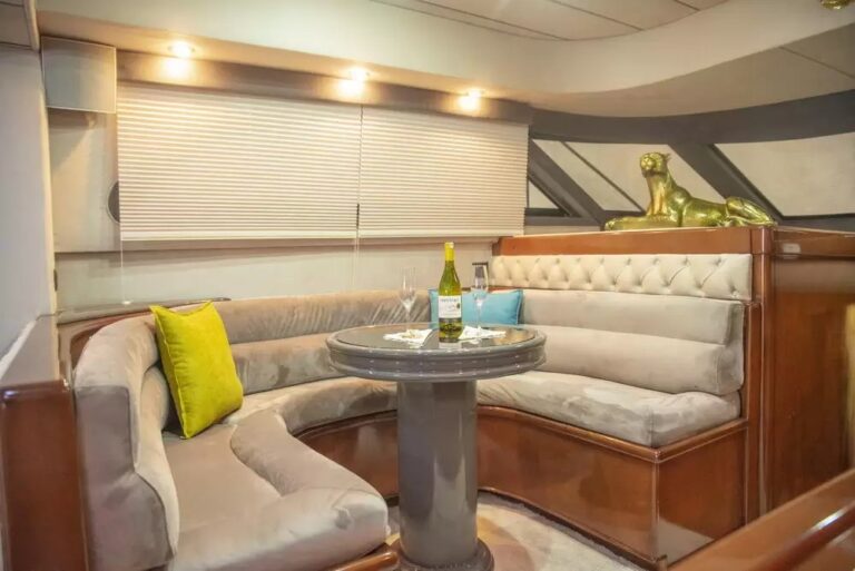 Main salon dinette