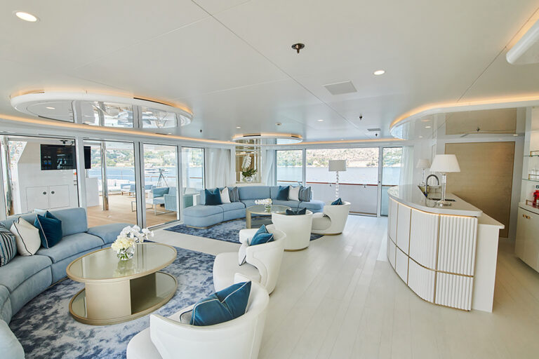 Owners deck bar and lounge