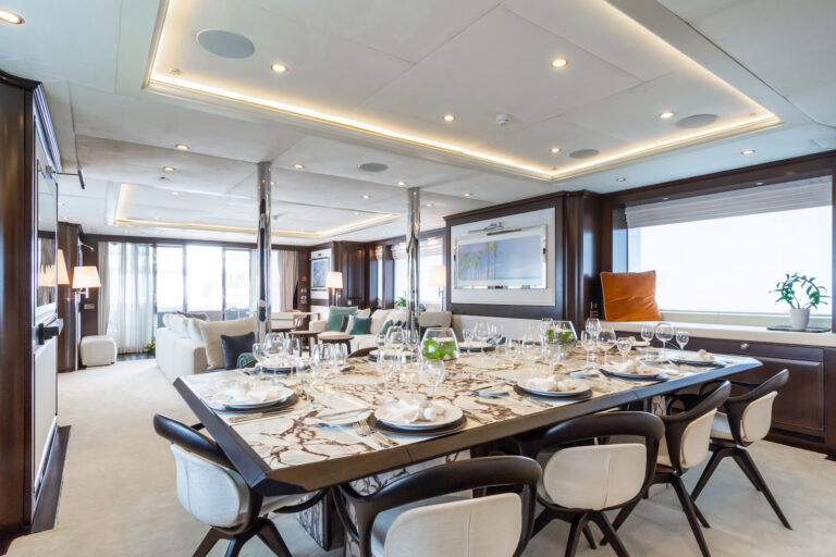 Main salon dining view aft