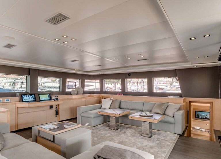 Motor Catamaran ULTRA 64 Main Salon