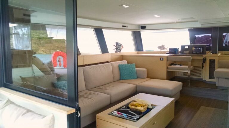Sailing Catamaran PORT TO VINO Main Salon