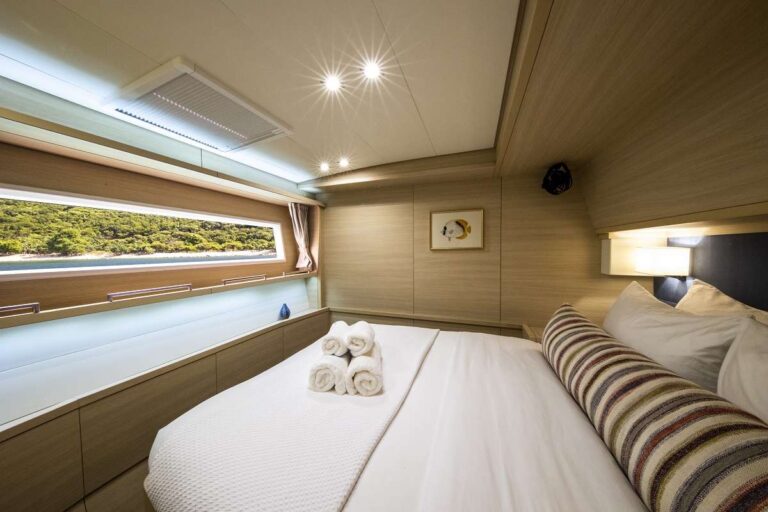 Sailing Catamaran NOMADA Cabin