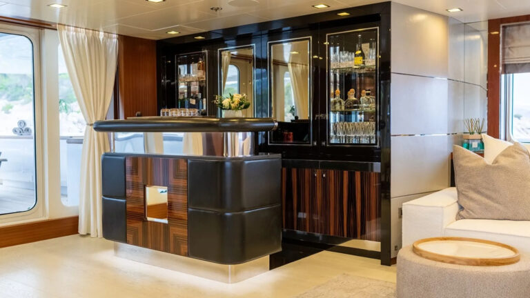 Main Deck Bar