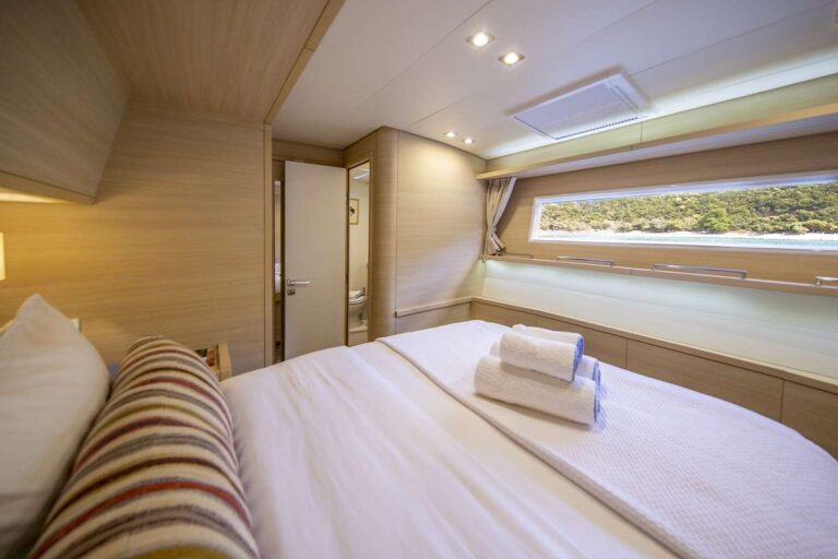Sailing Catamaran NOMADA Cabin