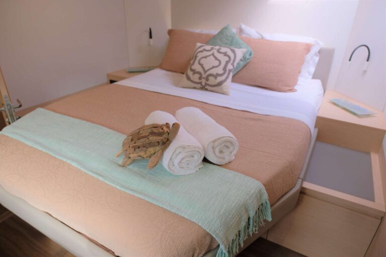 Sailing Catamaran PORT TO VINO  Guest Cabin