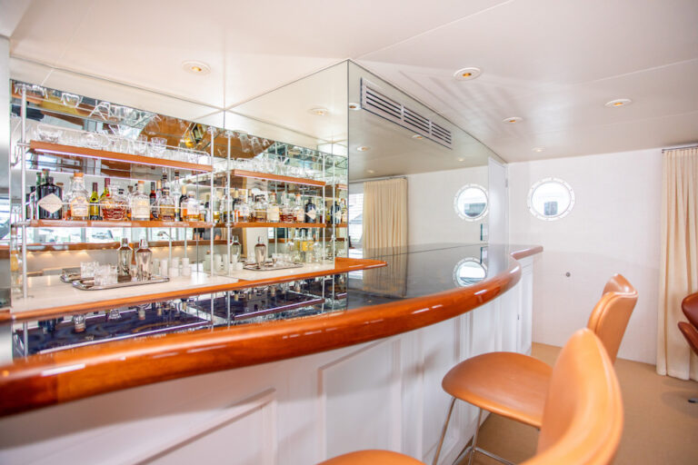 Salon Bar