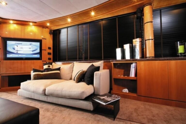 The 30m Yacht LADY LUCK