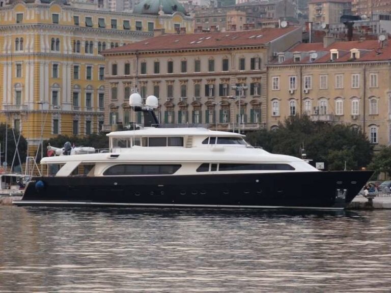 The 31m Yacht KARDIN