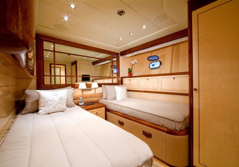 Mangusta 105 Yacht (the sistership - Hells Bells)