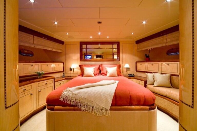 Mangusta 105 Yacht (the sistership - Hells Bells)