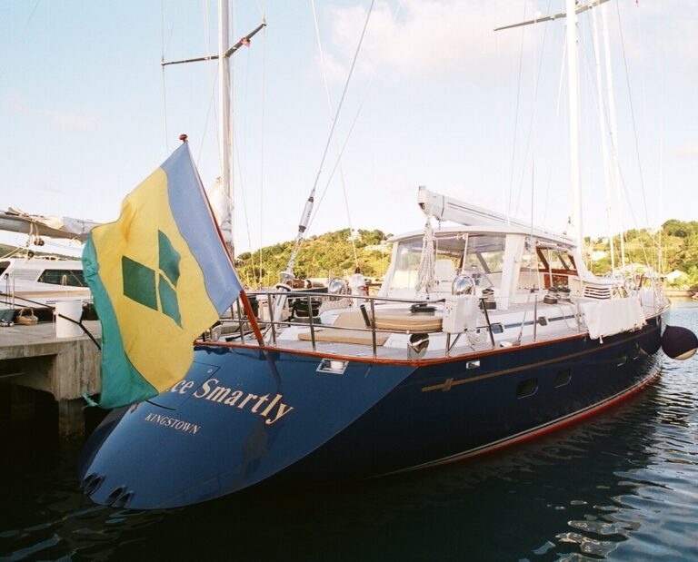 The 33m Yacht DANCE SMARTLY