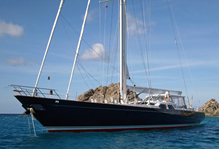 The 33m Yacht DANCE SMARTLY
