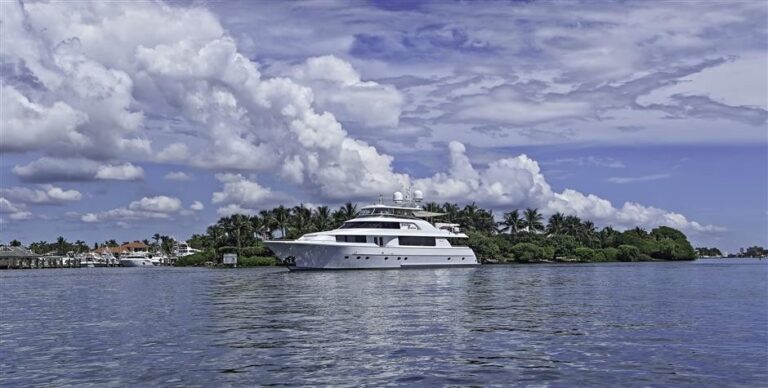 The 34m Yacht SOMETHING SOUTHERN