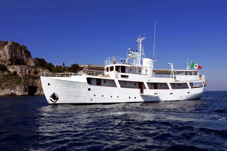 The 35m Yacht BUENA CHICA