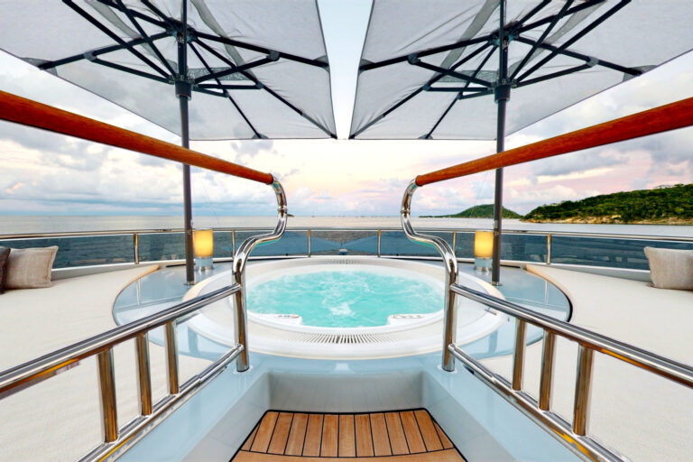 37 Sun Deck Jacuzzi2