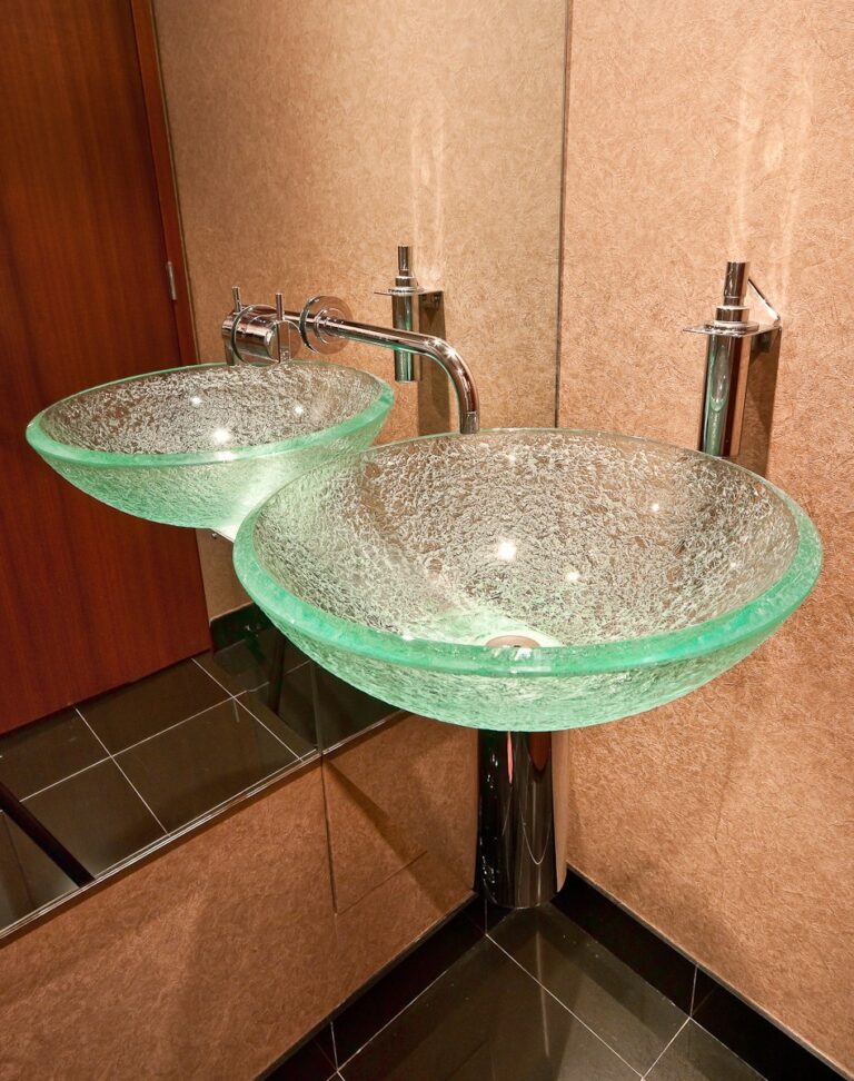 Close Up: Yacht ANDIAMO's Bath Captured