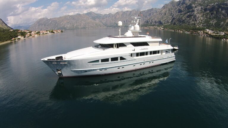 The 38m Yacht ALUMERCIA