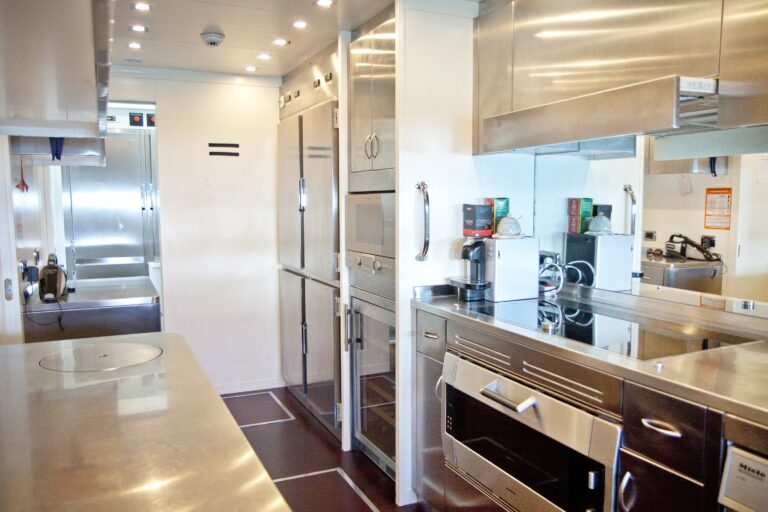The 39m Yacht BEACHOUSE