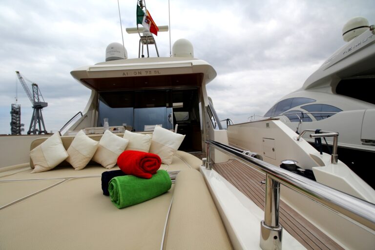 Aft deck sun pads