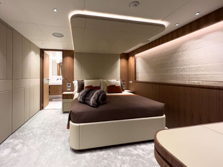 Bridge deck cabin