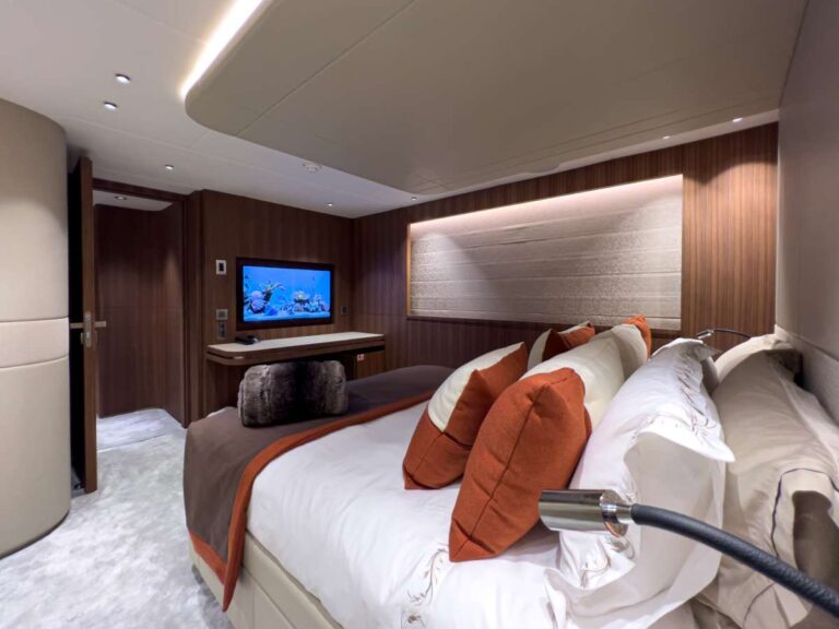 Lower deck double suite